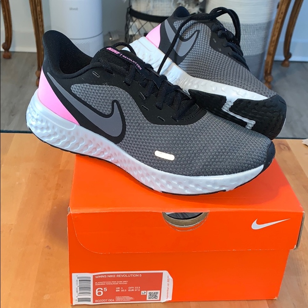 Brand New Womens Nike Revolution 5